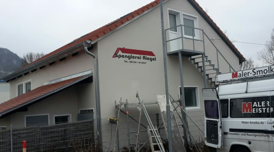 Moderne Fassadenbeschriftungen für Unternehmen mit sauberer Applikation und langlebigem Ergebnis.