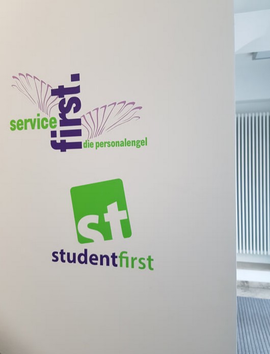 Moderne Fassadenbeschriftungen für Unternehmen mit sauberer Applikation und langlebigem Ergebnis.